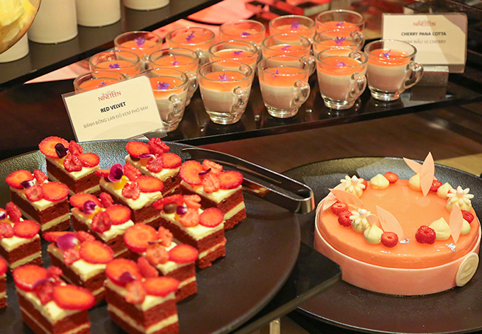 Women's-buffet-desserts